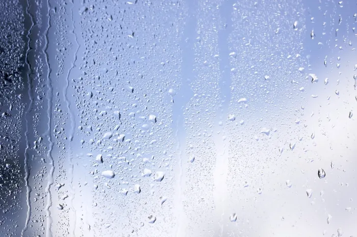 Gerahmter Druck : Tropfen fallen auf das Fenster, während sich die Wolken hinter dem Himmel klar machen. Gerahmter Druck : Tropfen fallen auf das Fenster, während sich die Wolken hinter dem Himmel klar machen.