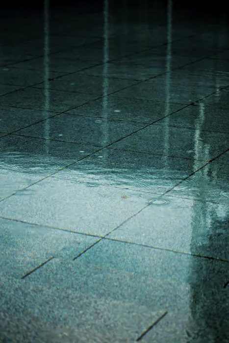 Gerahmter Druck : Regen auf geflaggtem Boden. Gerahmter Druck : Regen auf geflaggtem Boden.