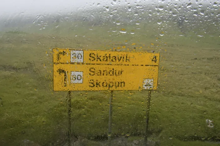 Gerahmter Druck : Regen auf dem Windschutzscheibe, Wegweiser. Gerahmter Druck : Regen auf dem Windschutzscheibe, Wegweiser.