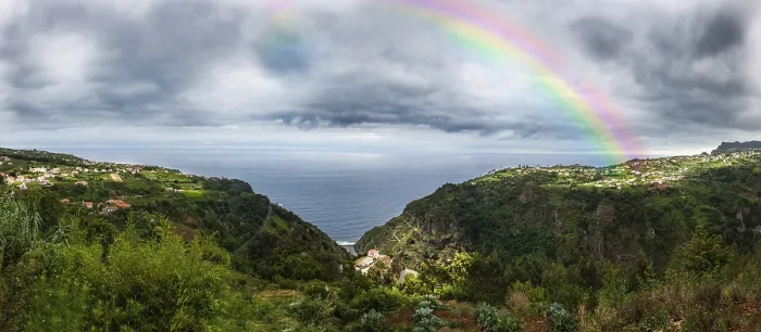 Gerahmter Druck : Regenbogen über den Klippen am Arco de Sao Jorge Gerahmter Druck : Regenbogen über den Klippen am Arco de Sao Jorge