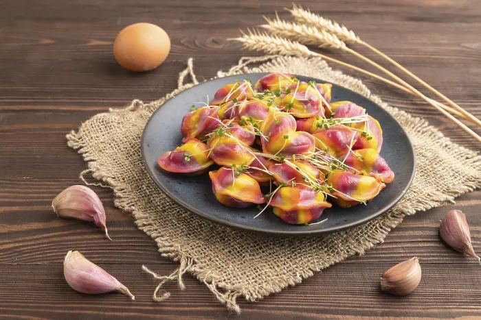 Gerahmter Druck : Regenbogenfarbene Maultaschen mit Pfeffer. Gerahmter Druck : Regenbogenfarbene Maultaschen mit Pfeffer.