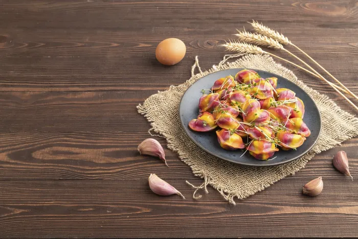 Gerahmter Druck : Regenbogenfarbene Maultaschen mit Pfeffer. Gerahmter Druck : Regenbogenfarbene Maultaschen mit Pfeffer.