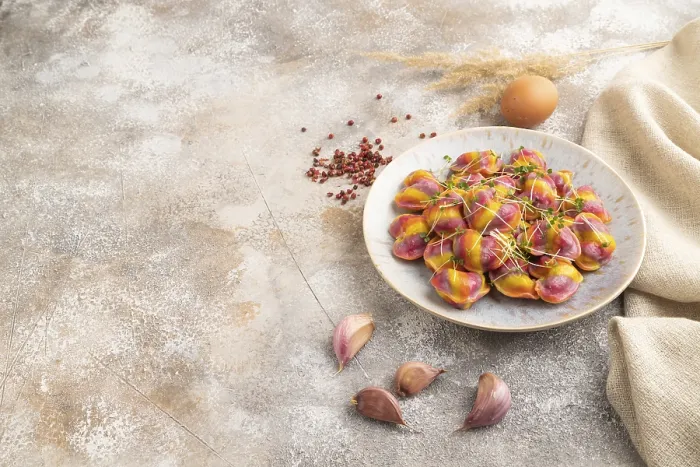 Gerahmter Druck : Regenbogenfarbene Maultaschen mit Pfeffer. Gerahmter Druck : Regenbogenfarbene Maultaschen mit Pfeffer.