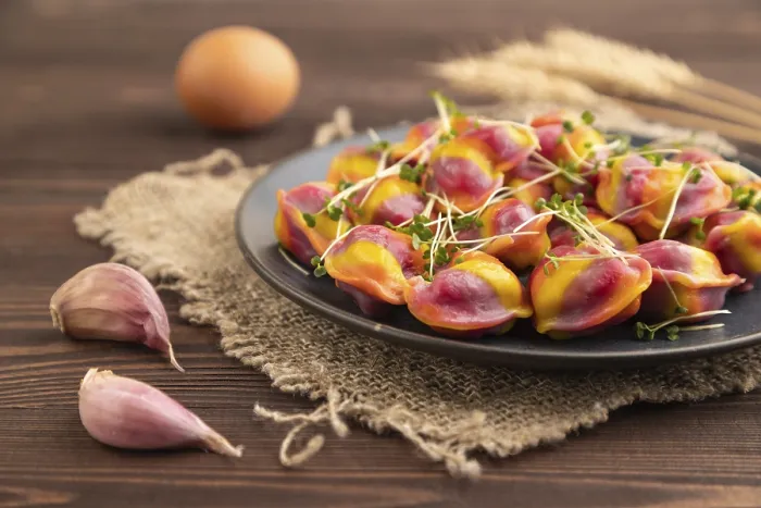 Gerahmter Druck : Regenbogenfarbene Teigtaschen mit Pfeffer.