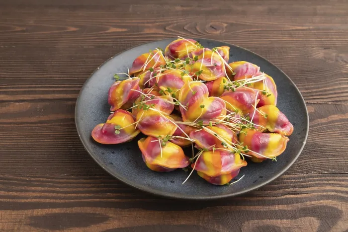 Gerahmter Druck : Regenbogenfarbene Maultaschen mit Pfeffer. Gerahmter Druck : Regenbogenfarbene Maultaschen mit Pfeffer.
