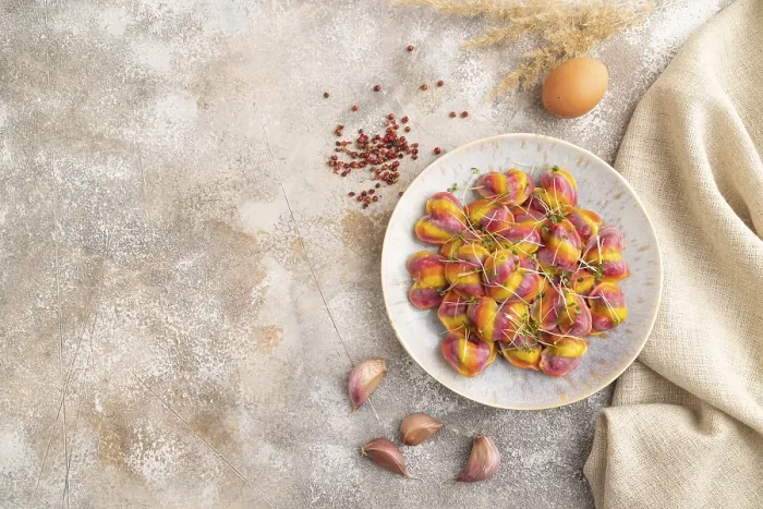 Gerahmter Druck : Regenbogenfarbene Teigtaschen mit Pfeffer. Gerahmter Druck : Regenbogenfarbene Teigtaschen mit Pfeffer.