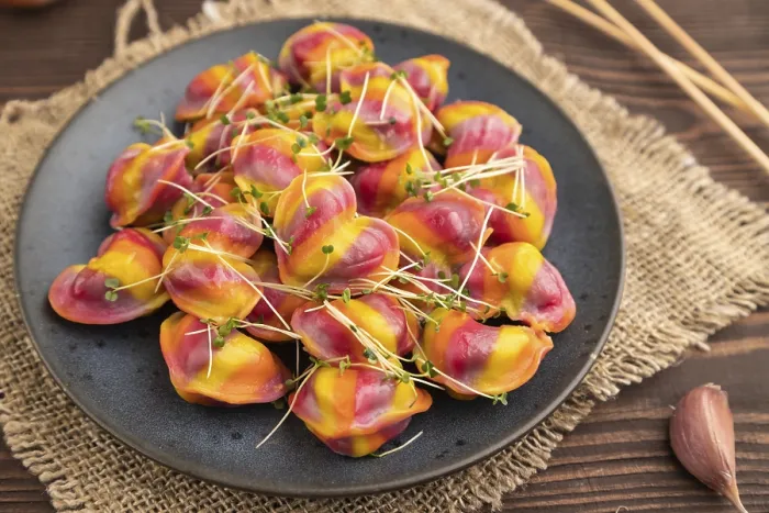 Gerahmter Druck : Regenbogen gefüllte Maultaschen mit Pfeffer. Gerahmter Druck : Regenbogen gefüllte Maultaschen mit Pfeffer.