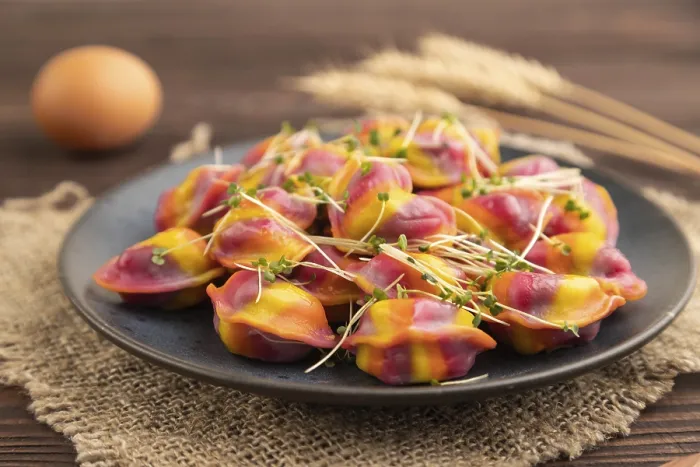 Gerahmter Druck : Regenbogenfarbene Maultaschen mit Pfeffer. Gerahmter Druck : Regenbogenfarbene Maultaschen mit Pfeffer.