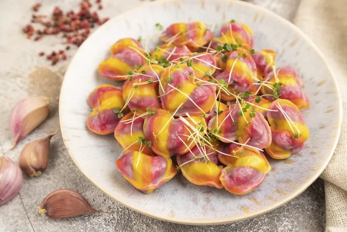 Gerahmter Druck : Regenbogenfarbene Maultaschen mit Pfeffer. Gerahmter Druck : Regenbogenfarbene Maultaschen mit Pfeffer.