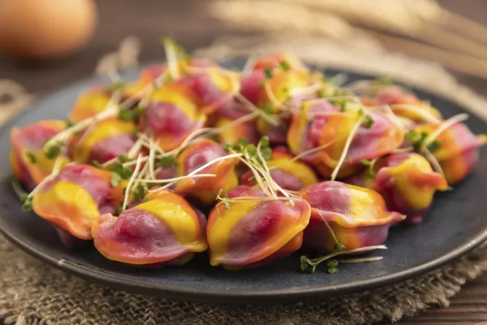 Gerahmter Druck : Regenbogenfarbene Maultaschen mit Pfeffer. Gerahmter Druck : Regenbogenfarbene Maultaschen mit Pfeffer.