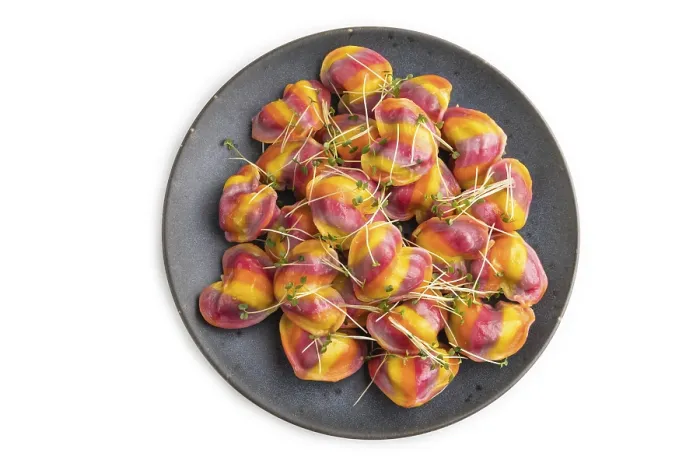 Gerahmter Druck : Regenbogenfarbene Maultaschen mit Pfeffer. Gerahmter Druck : Regenbogenfarbene Maultaschen mit Pfeffer.