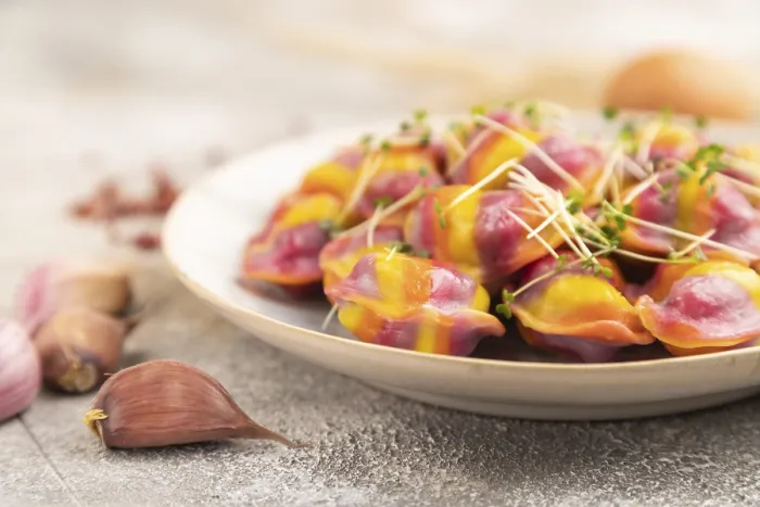 Gerahmter Druck : Regenbogenfarbene Maultaschen mit Pfeffer. Gerahmter Druck : Regenbogenfarbene Maultaschen mit Pfeffer.