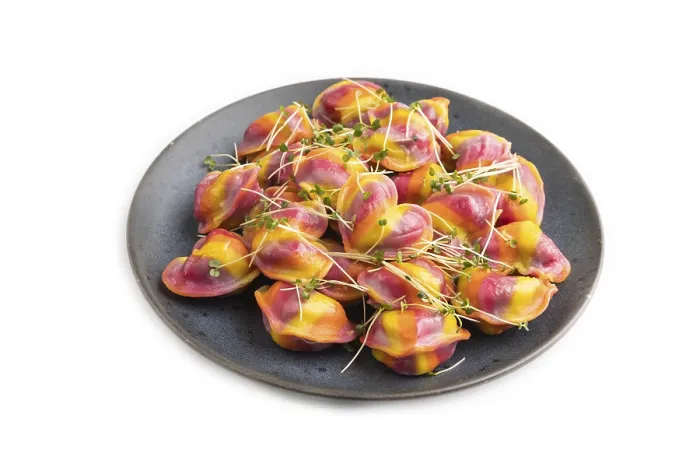 Gerahmter Druck : Regenbogenfarbene Maultaschen mit Pfeffer. Gerahmter Druck : Regenbogenfarbene Maultaschen mit Pfeffer.