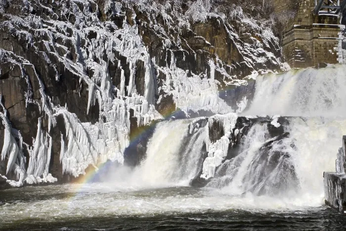Gerahmter Druck : Regenbogen auf einer Staumauer, Wasserfall im Winter. Gerahmter Druck : Regenbogen auf einer Staumauer, Wasserfall im Winter.