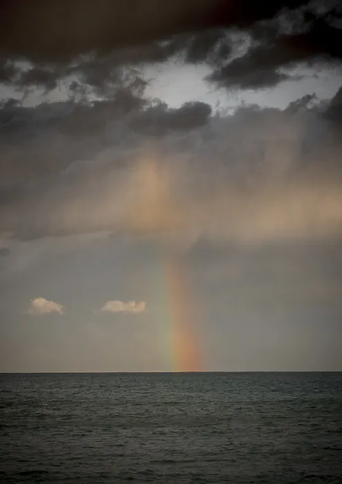 Gerahmter Druck : Regenbogen über dem dunklen Meer. Gerahmter Druck : Regenbogen über dem dunklen Meer.