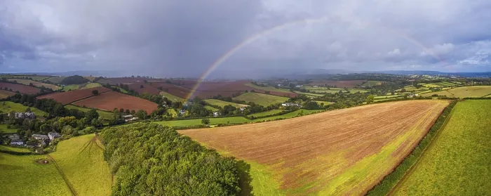 Gerahmter Druck : Regenbogen über den Feldern über Compton Castle von einem Drohnen. Gerahmter Druck : Regenbogen über den Feldern über Compton Castle von einem Drohnen.