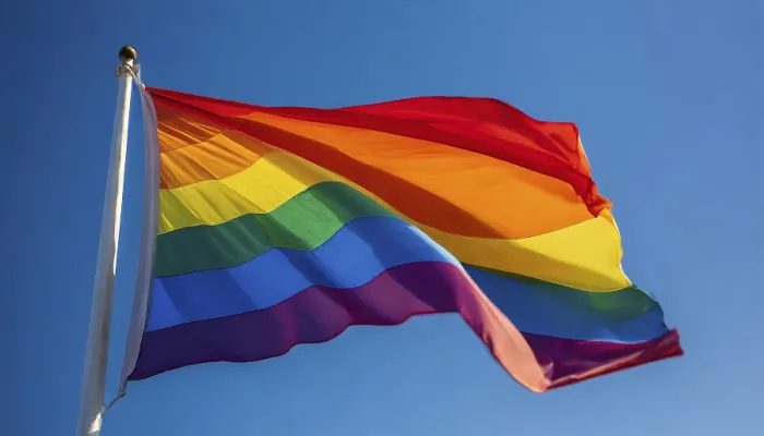 Gerahmter Druck : Die Regenbogenfahne flattert im Wind. Gerahmter Druck : Die Regenbogenfahne flattert im Wind.