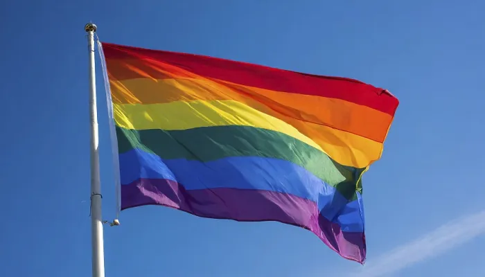 Gerahmter Druck : Die Regenbogenflagge flattert im Wind. Gerahmter Druck : Die Regenbogenflagge flattert im Wind.