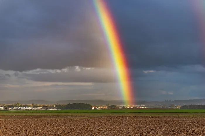 Gerahmter Druck : Regenbogen am Horizont mit grauem Himmel. Gerahmter Druck : Regenbogen am Horizont mit grauem Himmel.