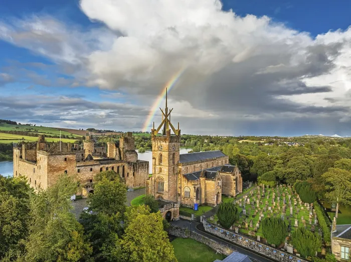 Gerahmter Druck : Regenbogen über Linlithgow Palace aus einer Drohne. Gerahmter Druck : Regenbogen über Linlithgow Palace aus einer Drohne.