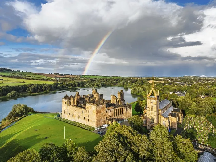 Gerahmter Druck : Regenbogen über Linlithgow Palace von einem Drohnen. Gerahmter Druck : Regenbogen über Linlithgow Palace von einem Drohnen.