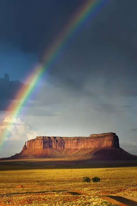 Gerahmter Druck : Regenbogen am Monument Valley, bewölkter Himmel. Gerahmter Druck : Regenbogen am Monument Valley, bewölkter Himmel.