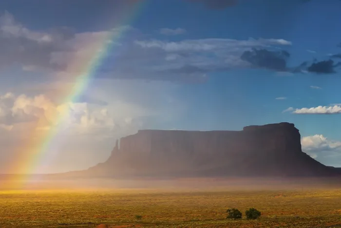 Gerahmter Druck : Regenbogen am Monument Valley, bewölkter Himmel. Gerahmter Druck : Regenbogen am Monument Valley, bewölkter Himmel.