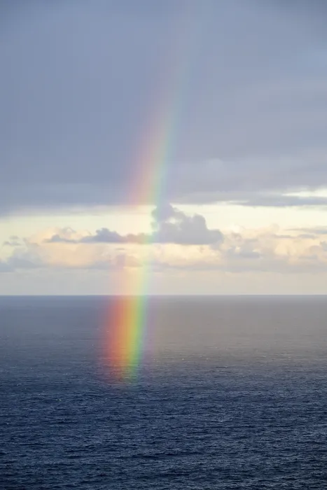 Gerahmter Druck : Regenbogen über dem Meer, dunkle Regenwolke. Gerahmter Druck : Regenbogen über dem Meer, dunkle Regenwolke.