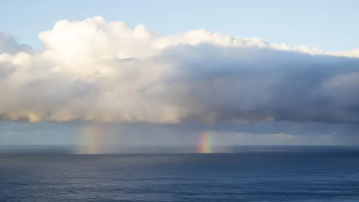 Gerahmter Druck : Regenbogen über dem Meer, dunkler Regenwolken. Gerahmter Druck : Regenbogen über dem Meer, dunkler Regenwolken.