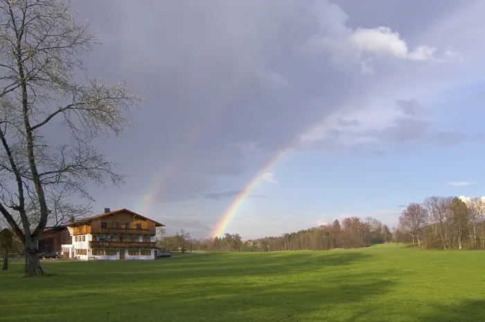 Gerahmter Druck : Regenbogen im Frühling in Oberbayern. Gerahmter Druck : Regenbogen im Frühling in Oberbayern.