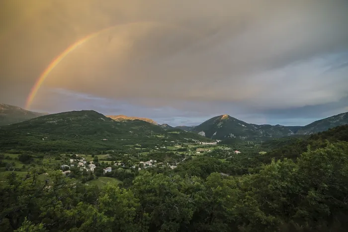 Gerahmter Druck : Regenbogen über dem Tal von Castellane, Provence, Département Alpes-de-Haute-Provence, Provence-Alpes-Côte d'Azur, Frankreich Gerahmter Druck : Regenbogen über dem Tal von Castellane, Provence, Département Alpes-de-Haute-Provence, Provence-Alpes-Côte d'Azur, Frankreich