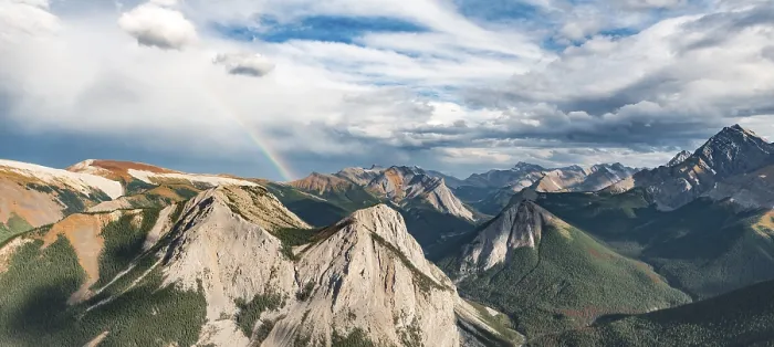 Gerahmter Druck : Blick über Regenbogen auf Berglandschaft. Gerahmter Druck : Blick über Regenbogen auf Berglandschaft.