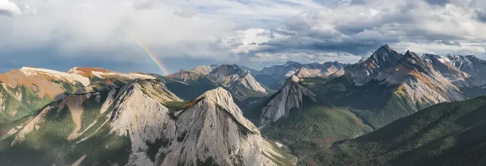 Gerahmter Druck : Blick über Regenbogen auf Berglandschaft. Gerahmter Druck : Blick über Regenbogen auf Berglandschaft.