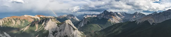 Gerahmter Druck : Blick über Regenbogen auf Berglandschaft. Gerahmter Druck : Blick über Regenbogen auf Berglandschaft.