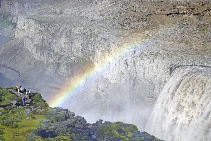 Gerahmter Druck : Regenbogen vor Wasserfall, Menschen links. Gerahmter Druck : Regenbogen vor Wasserfall, Menschen links.