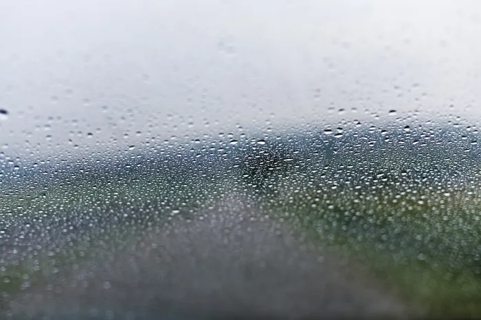 Gerahmter Druck : Regentropfen auf einem Autofenster. Gerahmter Druck : Regentropfen auf einem Autofenster.