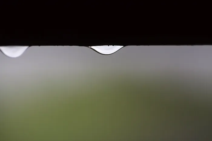 Gerahmter Druck : Regenwassertropfen auf einem Fensterrahmen Gerahmter Druck : Regenwassertropfen auf einem Fensterrahmen