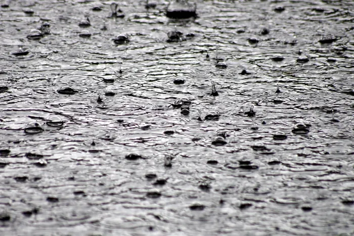 Gerahmter Druck : Regentropfen, Pfütze, Wasser, grau. Gerahmter Druck : Regentropfen, Pfütze, Wasser, grau.