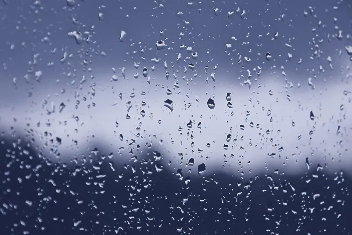 Gerahmter Druck : Regentropfen auf der Fensterplatte. Blauer Gradient auf verschwommener Hintergrund. Gerahmter Druck : Regentropfen auf der Fensterplatte. Blauer Gradient auf verschwommener Hintergrund.