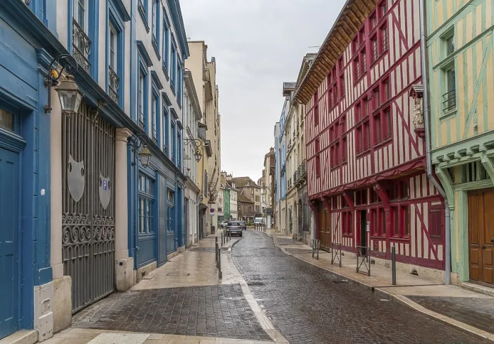 Gerahmter Druck : Regnerische Eindrücke von Troyes. Gerahmter Druck : Regnerische Eindrücke von Troyes.
