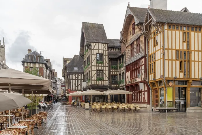 Gerahmter Druck : Regnerischer Eindruck von Troyes. Gerahmter Druck : Regnerischer Eindruck von Troyes.