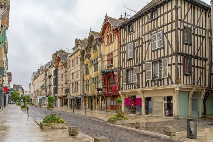 Gerahmter Druck : Regnerischer Eindruck von Troyes. Gerahmter Druck : Regnerischer Eindruck von Troyes.