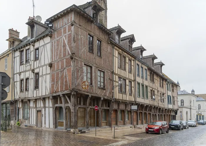 Gerahmter Druck : Regnerische Eindrücke von Troyes. Gerahmter Druck : Regnerische Eindrücke von Troyes.