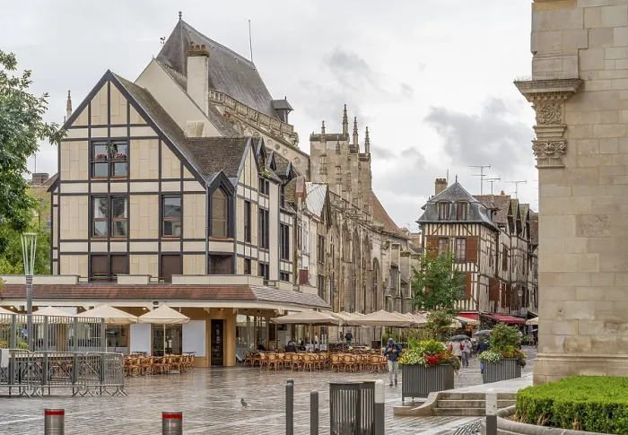 Gerahmter Druck : Regnerischer Eindruck von Troyes. Gerahmter Druck : Regnerischer Eindruck von Troyes.