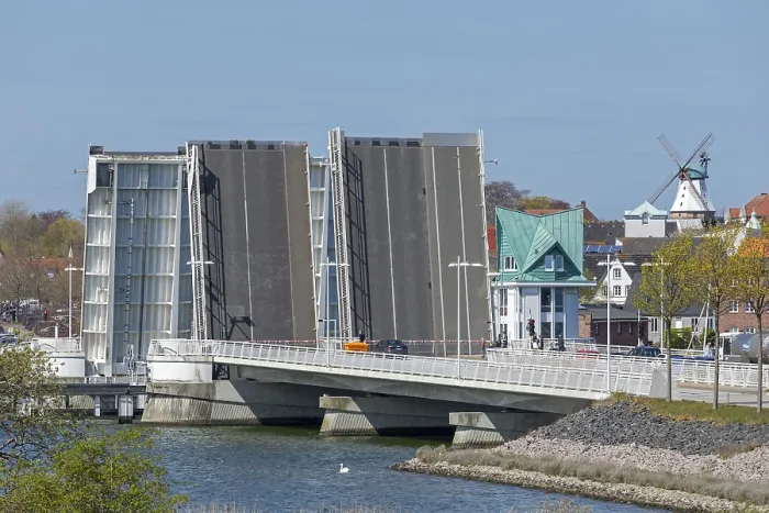 Gerahmter Druck : Gehobener Klappbrücke und Windmühle Gerahmter Druck : Gehobener Klappbrücke und Windmühle