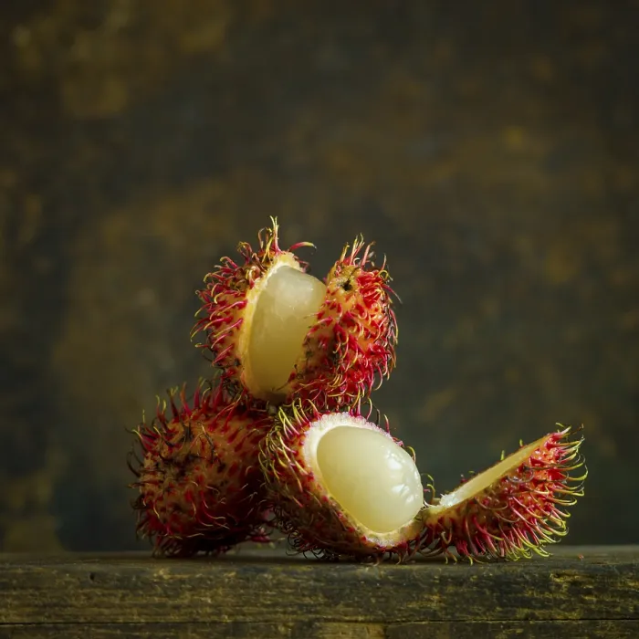 Gerahmter Druck : Rambutans auf braunem Hintergrund. Gerahmter Druck : Rambutans auf braunem Hintergrund.
