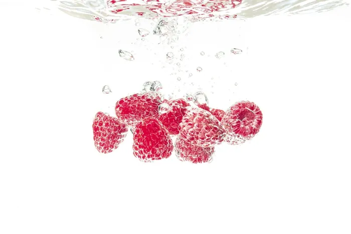 Gerahmter Druck : Erdbeeren fallen ins Wasser. Gerahmter Druck : Erdbeeren fallen ins Wasser.