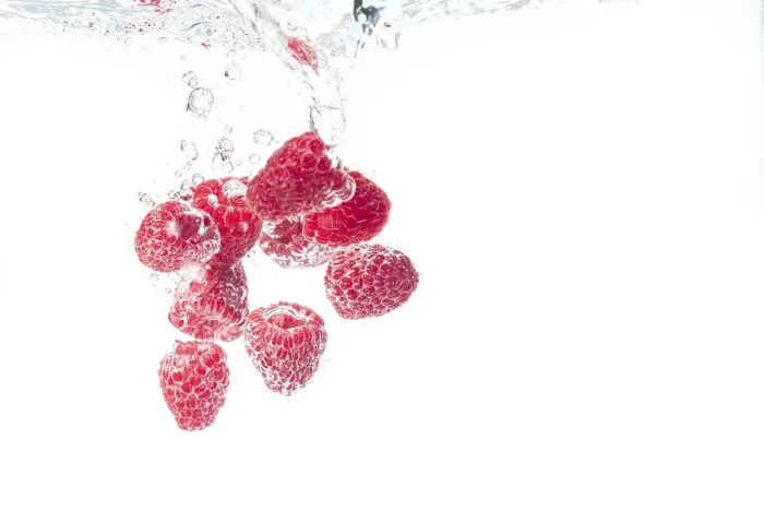Gerahmter Druck : Beeren fallen in das Wasser. Gerahmter Druck : Beeren fallen in das Wasser.