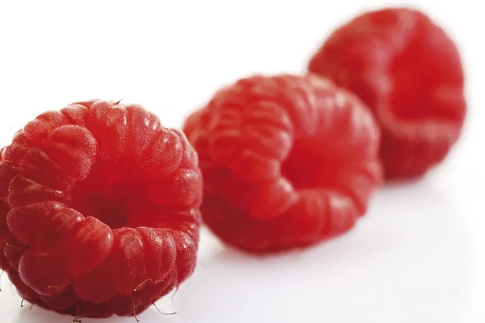 Gerahmter Druck : Drei Erdbeeren in Reihe. Gerahmter Druck : Drei Erdbeeren in Reihe.