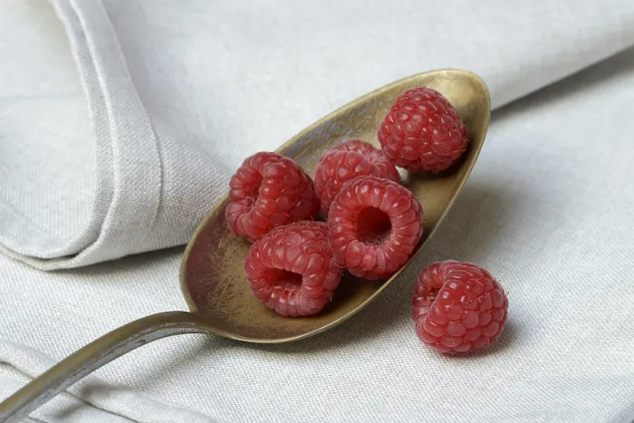 Gerahmter Druck : Beeren auf Löffel, Deutschland.